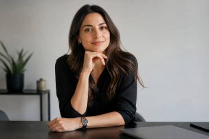 Pose photo professionnelle femme : idées pour un portrait élégant