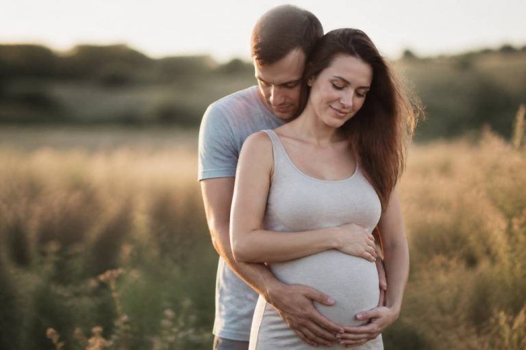 Photo grossesse couple : idées de poses pour un shooting naturel